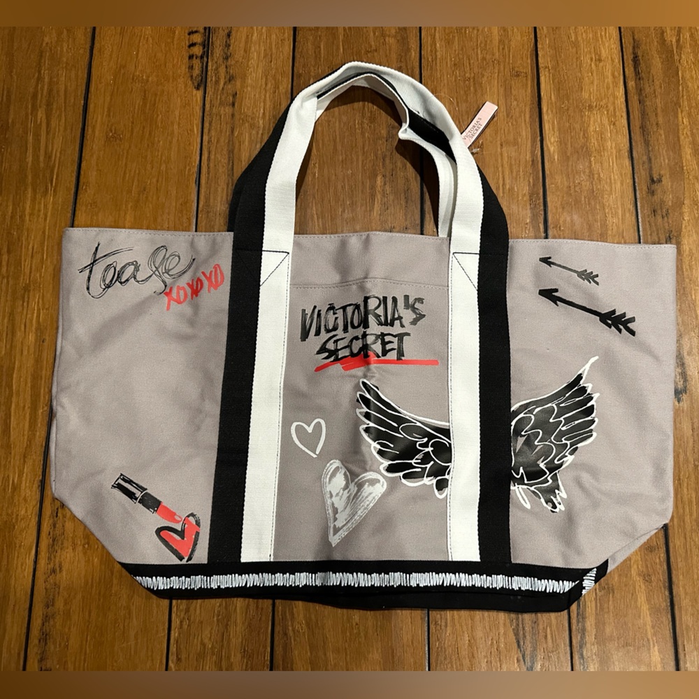 👜 **Victoria’s Secret Graphic Canvas Tote – “XOXO” Edition – NWT
